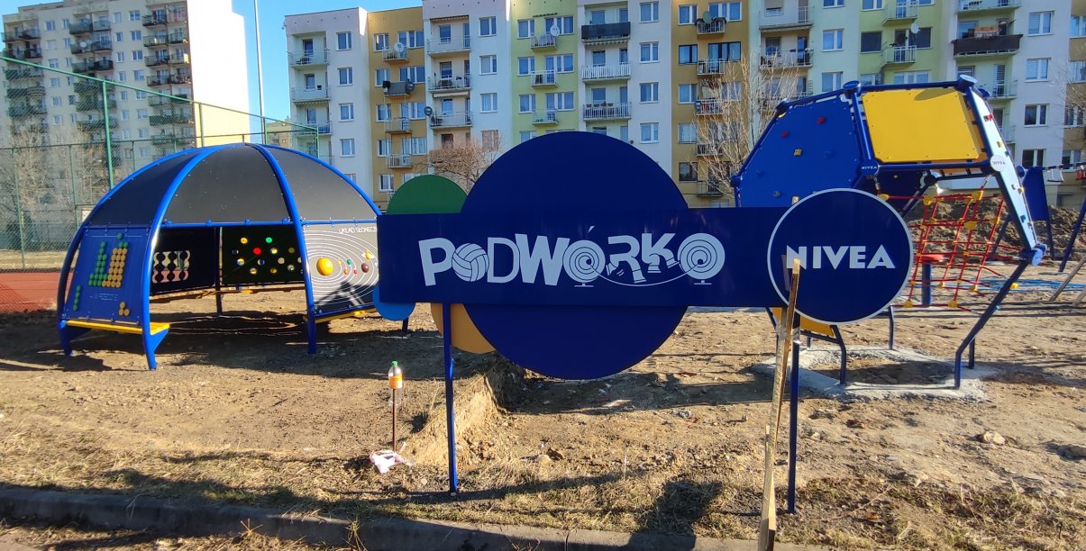 Plac zabaw w budowie, gotowe elementy do zabawy i trwające prace ziemne