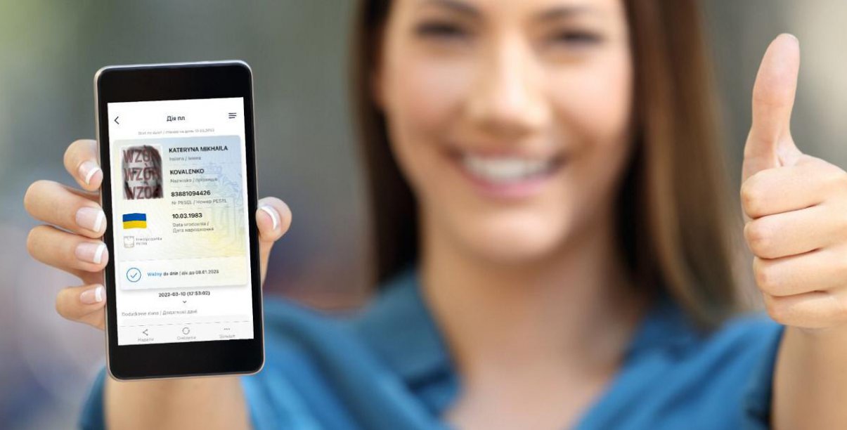 Uśmiechnięta kobieta trzymająca smartfon