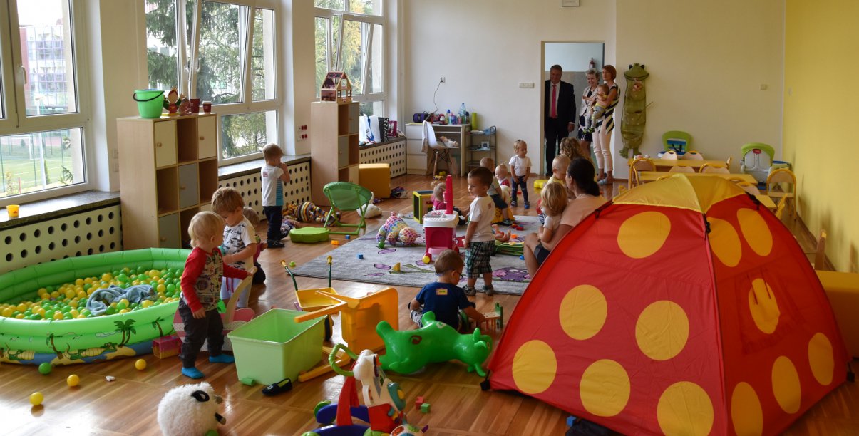 Sala zabaw w niepublicznym żłobku "Sówka" i bawiące się dzieci