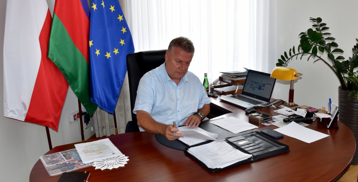 Burmistrz Dzierżoniowa pracujący przy biurku 