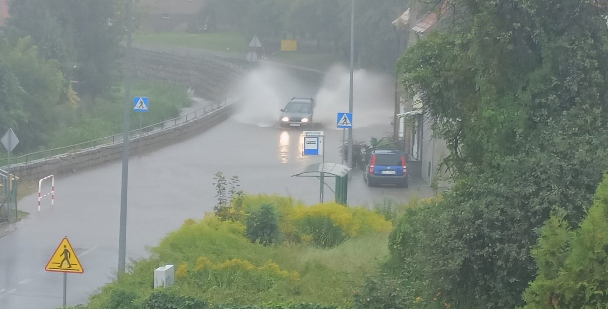 Widok z góry, zalana droga