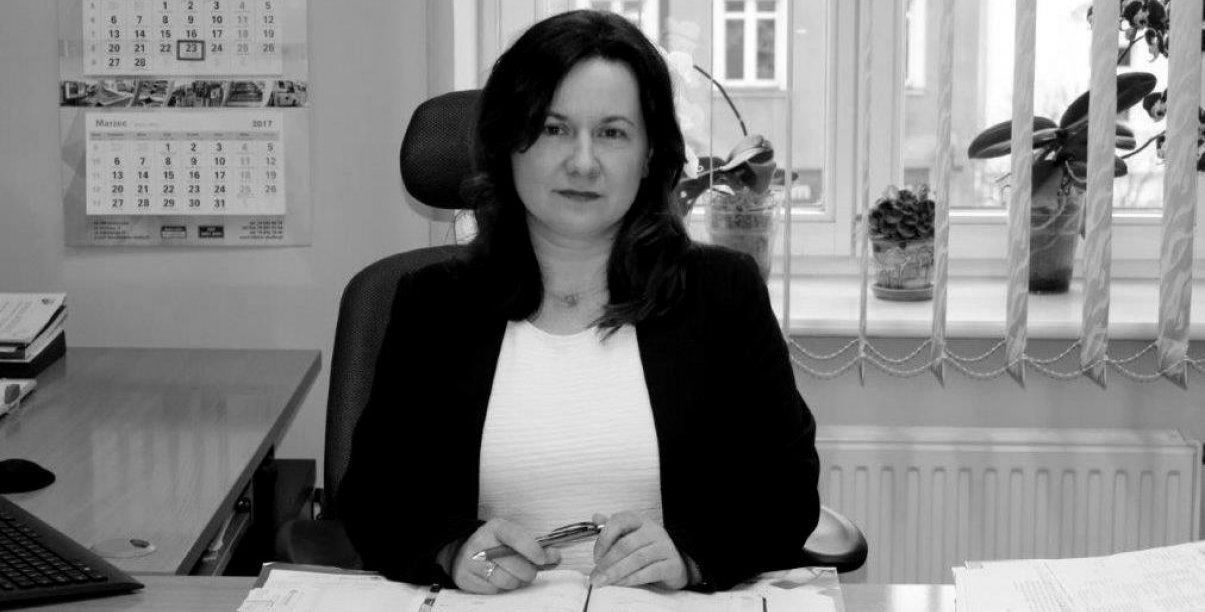 Czerno-białe zdjęcie dziewczyny siedzącej przy biurku
