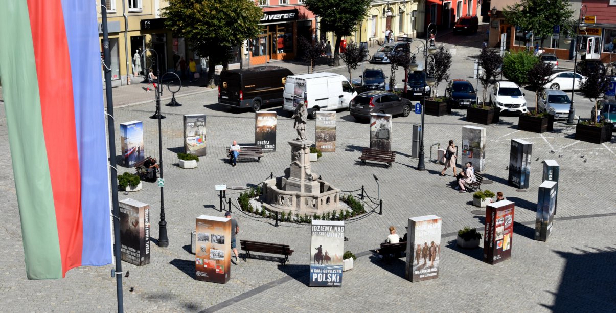 Rynek z góry, wystawa posterowa tworząca krąg na rynku 