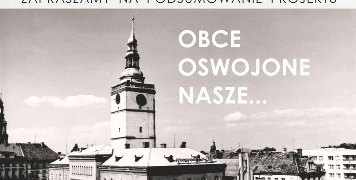 Napis - Obce, oswojone, nasze na zdjęciu wiezy ratusza