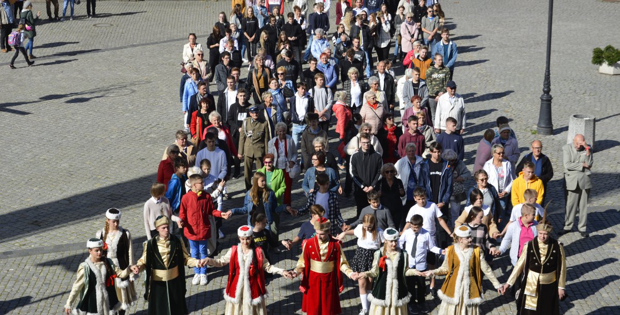 Na zdjęciu senorzy wspólnie z młodzieżą tańczą poloneza w dzierżoniowskim rynku
