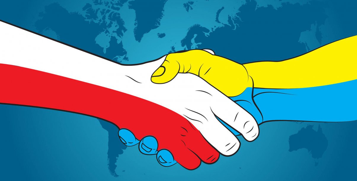 splecione dłonie w barwach polskiej i ukraińskiej flagi na tle mapy europy