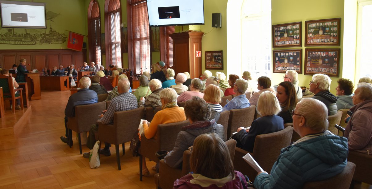 Wypełniona ludźmi sala 