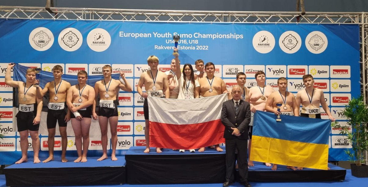 Kilknastu młodych zawodników umo na duzym podium
