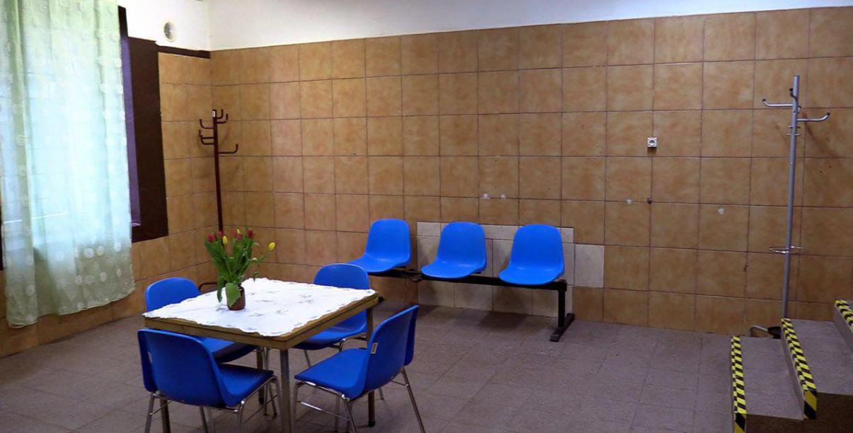 Sala cała w kafelkach ze stołem i krzesłami