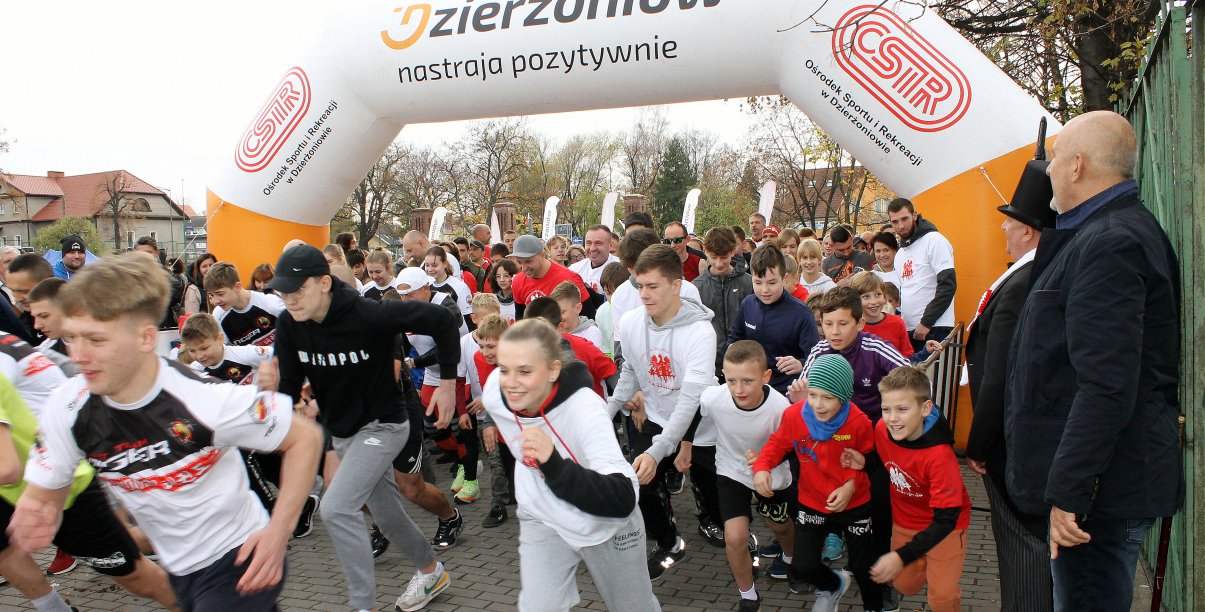 Start zawodów, uczestniczy ruszają do wyścigu