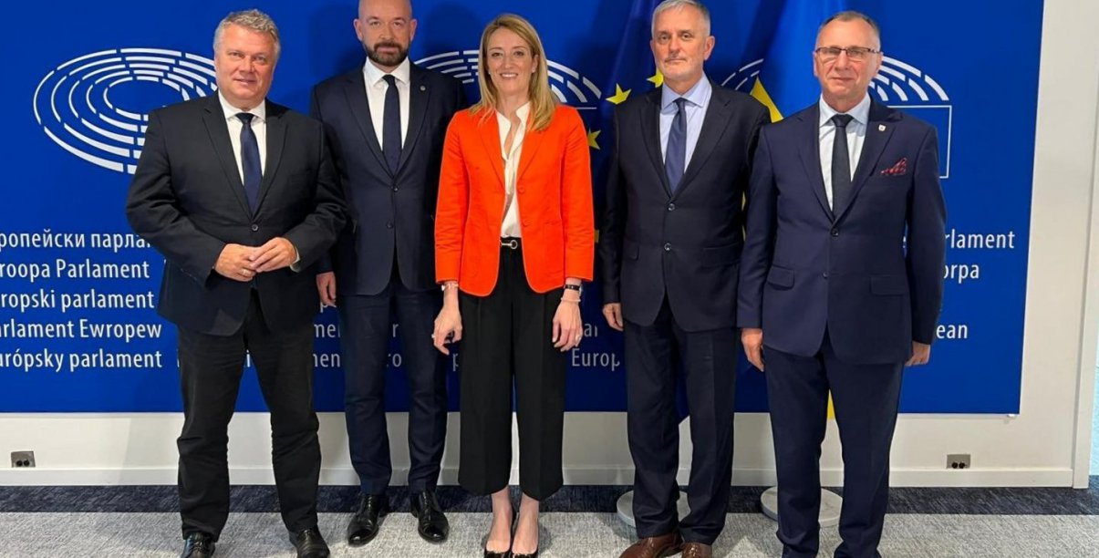 Kobieta i czterech mężczyzn na wspólnym zdjęciu