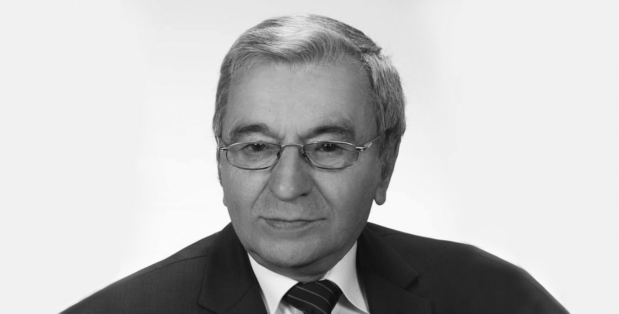 Czarno biały portret mężczyzny w okularach