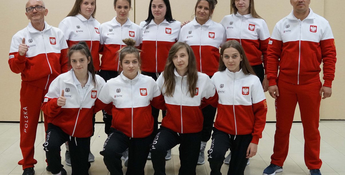 Grupa młodych osób ubrana w dresy w barwach flagi Polski