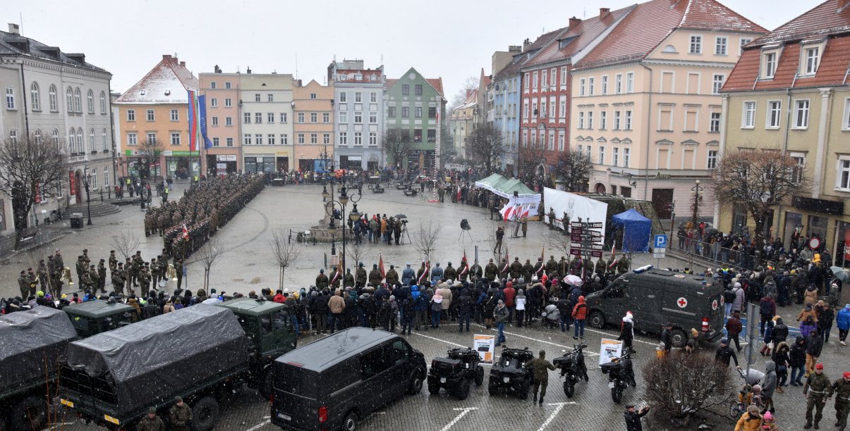 Rynek wypałniony żołnierzami