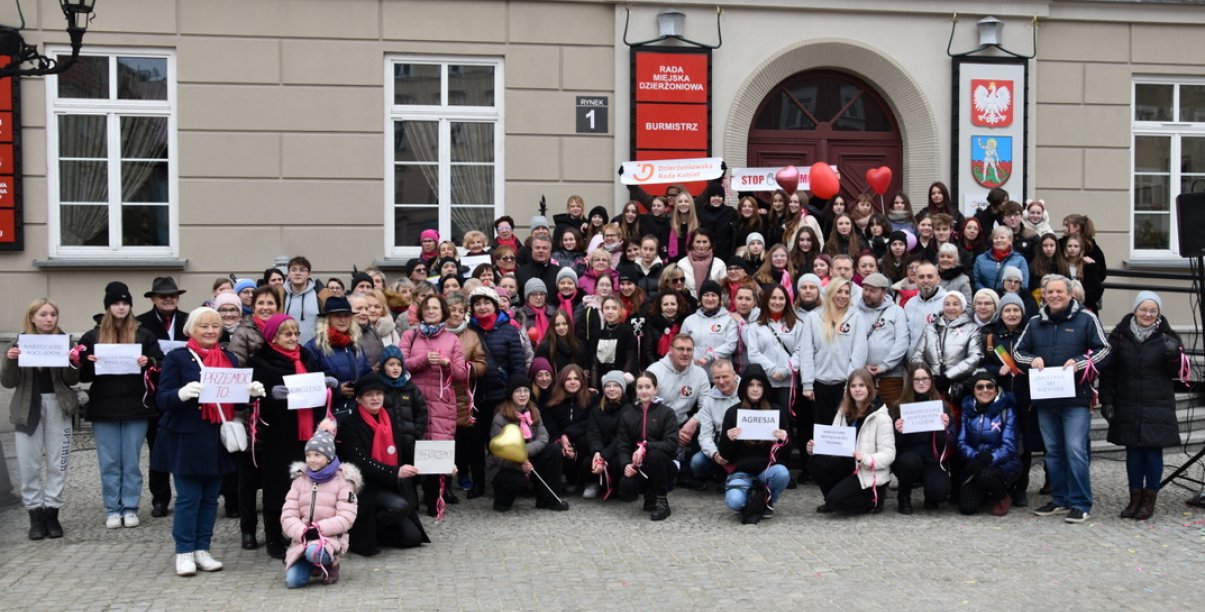 Kilkadziesiąt osób na grupowym zdjęciu przed budynkiem 