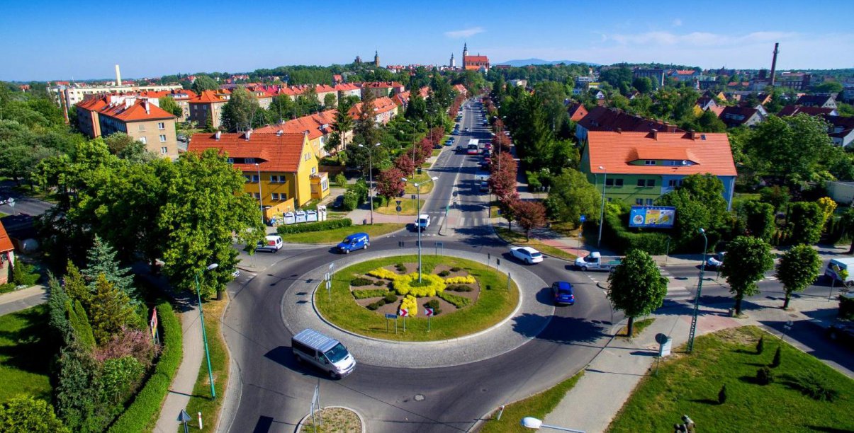 Widok na miasto z góry, na pierwszym planie rondo