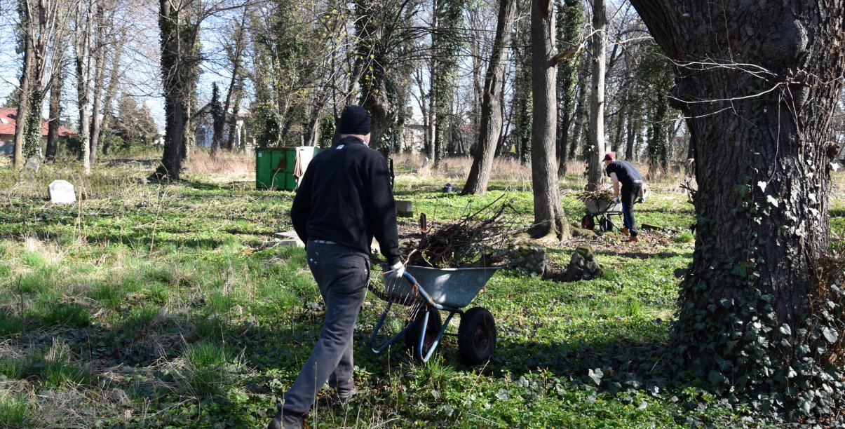 Dwie osoby pracujące na terenie parku