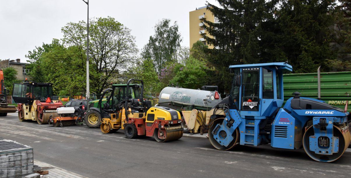 Maszyny budowalne stojące na remontowanej drodze