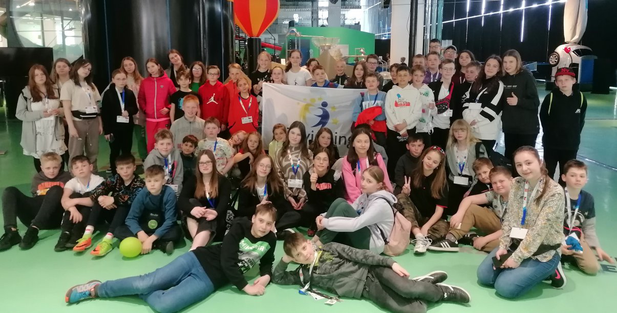 Grupowe zdjęcie kilkudziesięciu uczniów