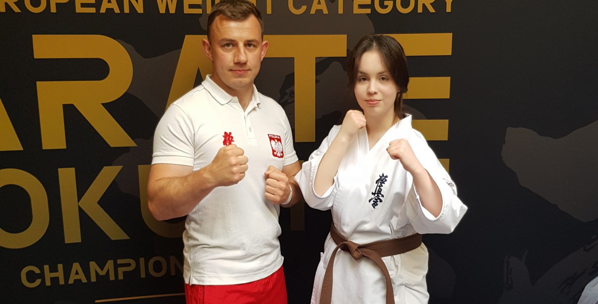 Zawodniczka w stroju karate ze swoim trnerem