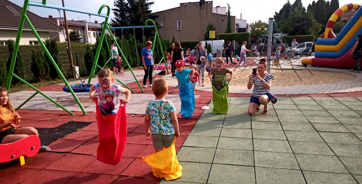 Dzieci bawiące sie na placu zabaw 
