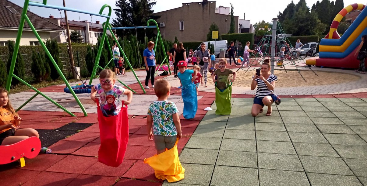 Dzieci bawiące sie na placu zabaw