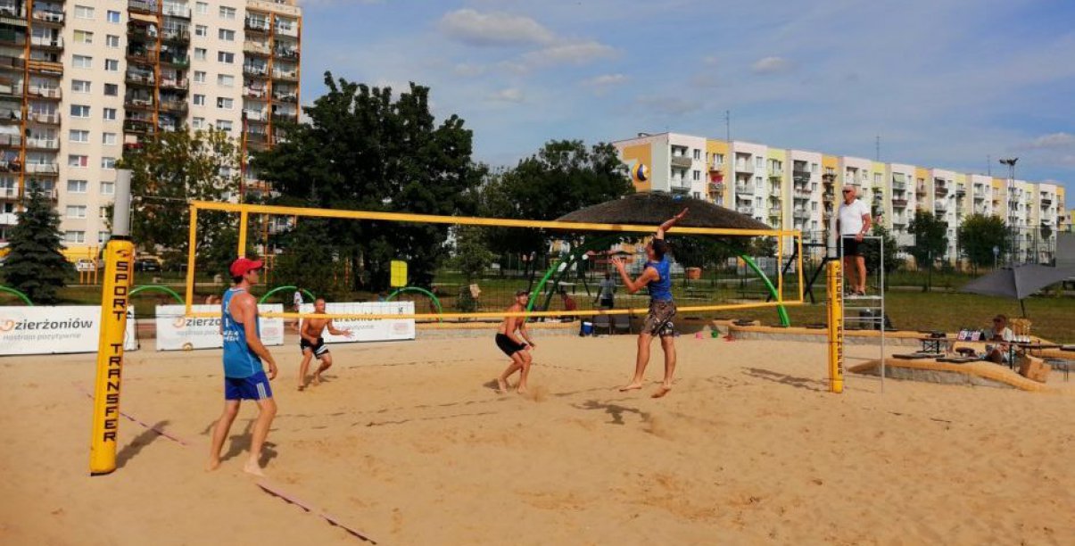 Boisko do siatkówki plażowej w środku osiedla mieszkaniowego