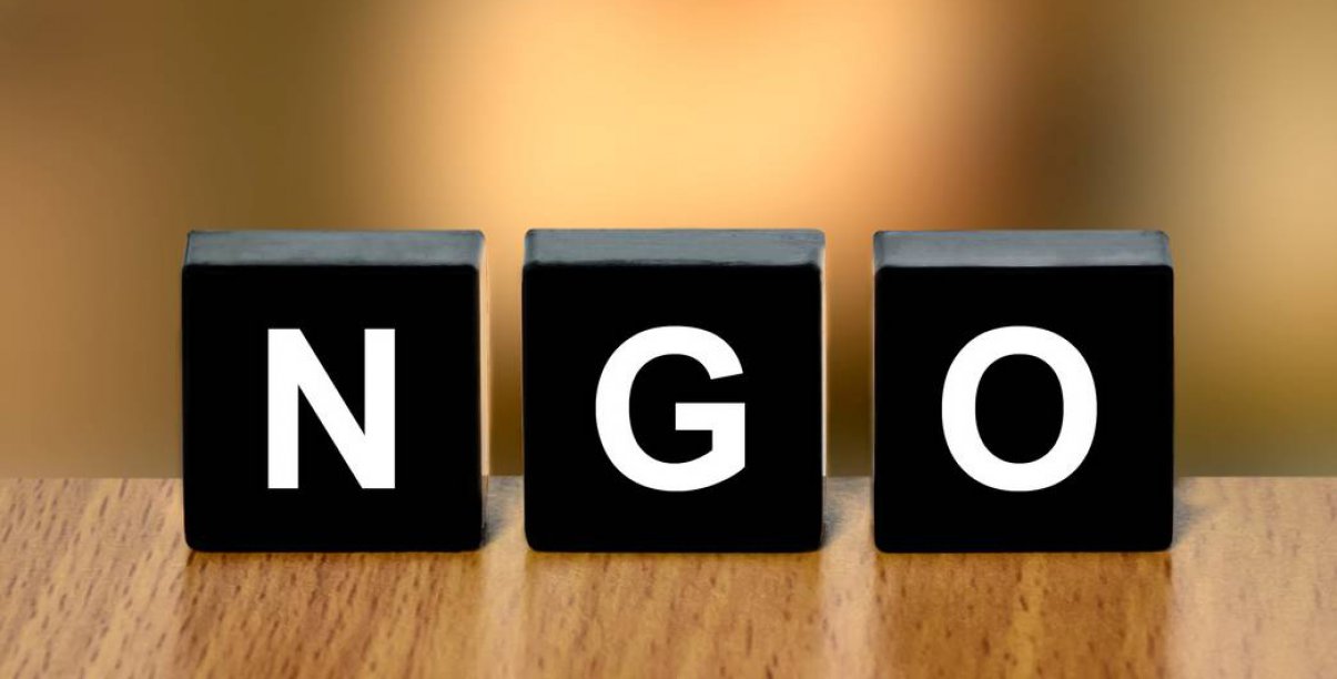 Napis NGO ułożony z trzech czarnych kloców