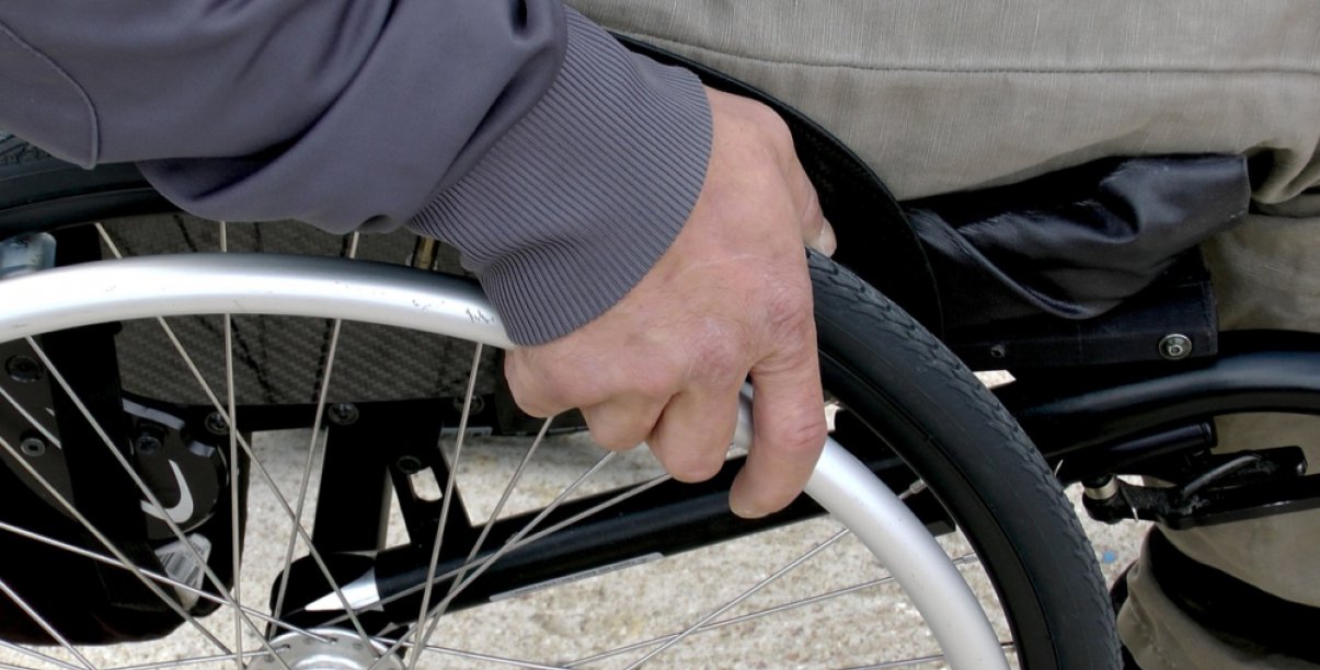 Zbliżenie na wózek dla osoby z niepełnosprawnością 