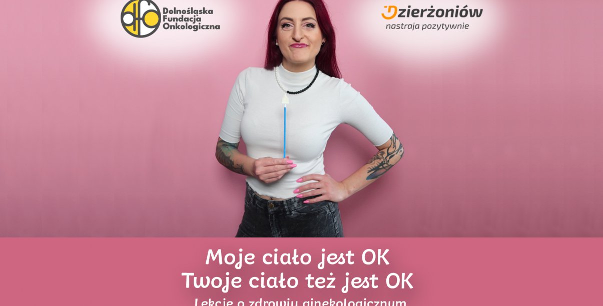 Kobieta w białej koszulce ze stetoskopem, obo logo Dzierżoniowa