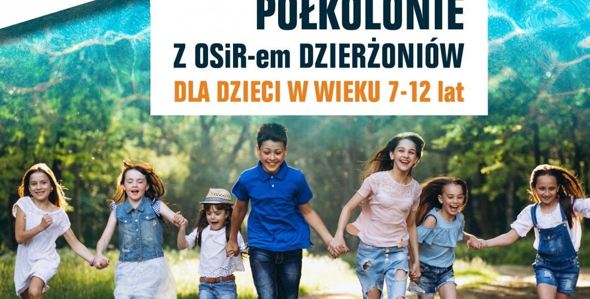 Grupka uśmiechniętych dzieci, trzymających się za ręce i idących przez leśną drogę