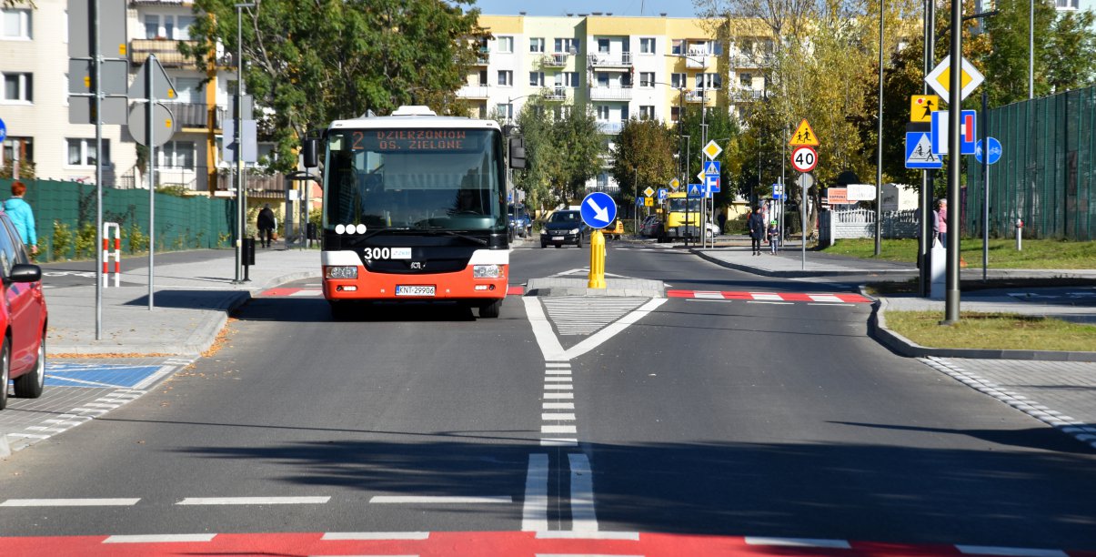 Autobus komunikacji miejskiej jadący osiedlową drogą