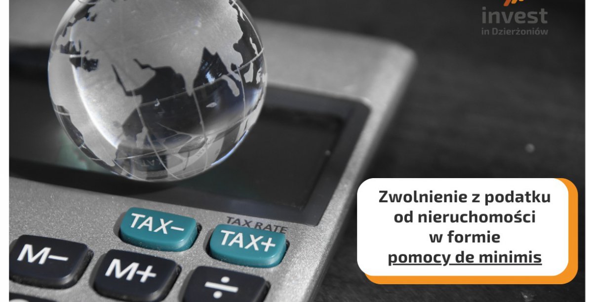 Kalkulator, na nim szklana kula przypominająca globus i napis Zwolnienie z podatku od nieruchomości