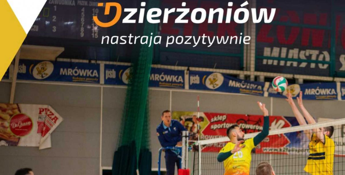 Mecz siatkówki w hali sportowej 