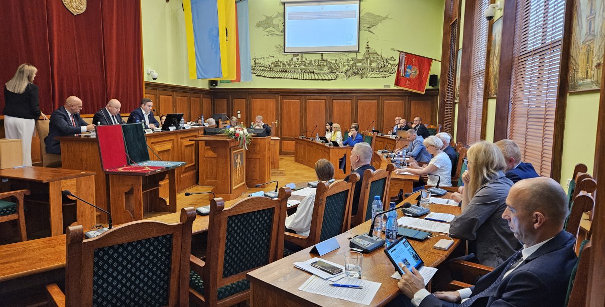 Sala Rycerska podczas obrad, przy stołach siedzą radni