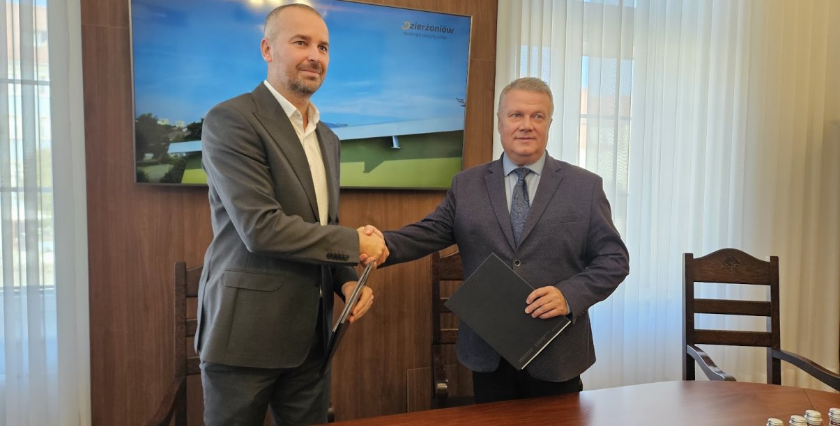 Z Lewej prof. Bartosz Kazimierczak, dziekan wydziału inżynierii środowiska, z prawej burmistrz Dariusz Kucharski, ściskają prawe dłonie po podpisaniu porozumienia między miastem a politechniką
