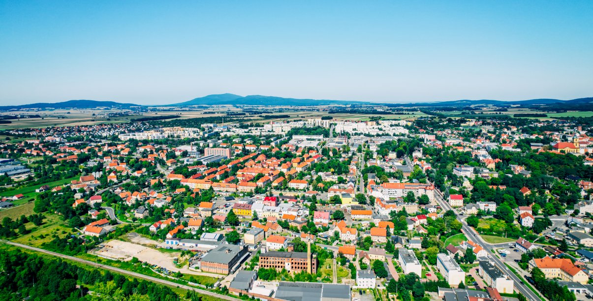 Dzierżoniów latem z lotu ptaka, w tle góry