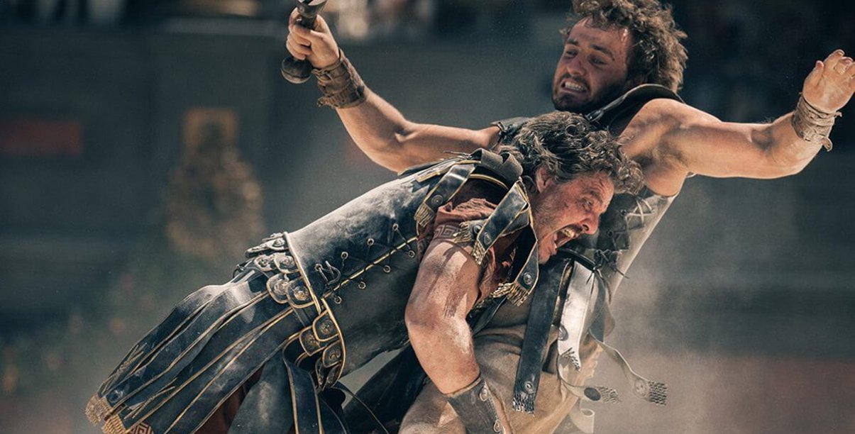 Kadr z filmu Gladiator 2, dwóch gladiatorów walczących na arenie