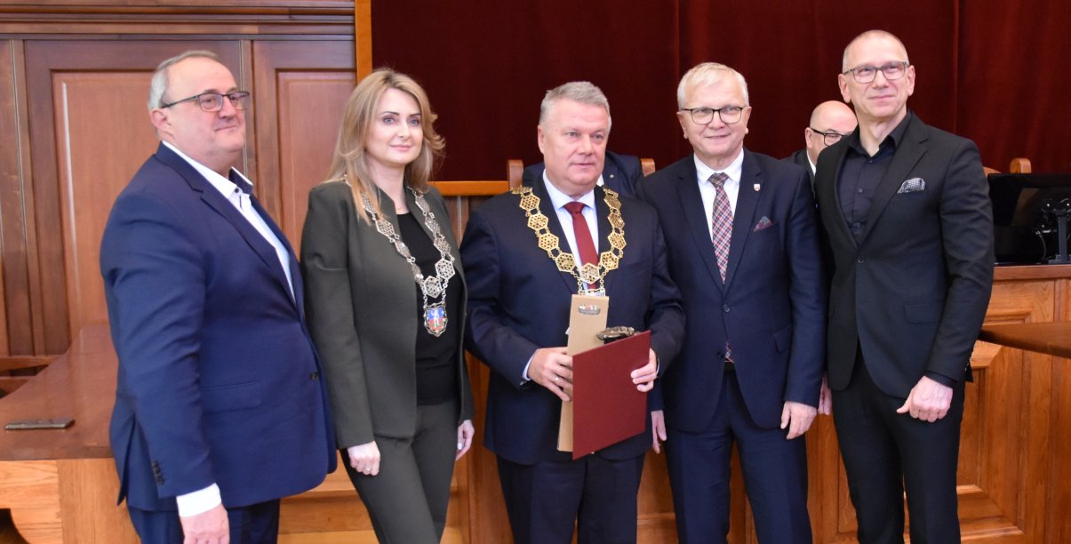 Burmistrz Dzierżoniowa i Kluczborka, przwodnicząca Rady Miejskiej Dzierżoniowa i dwaj zastępcy burmistrza Kluczborka na wspólnym zdjęciu