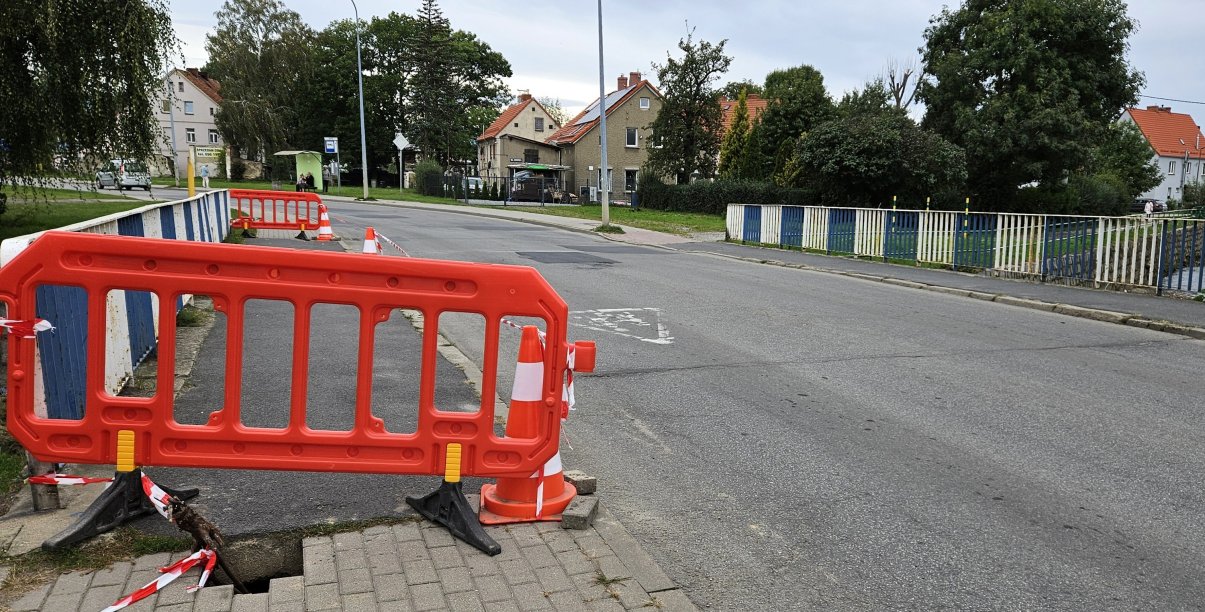 Most, po lewej stronie zagorodzony czerwonymi barierkami chodnik