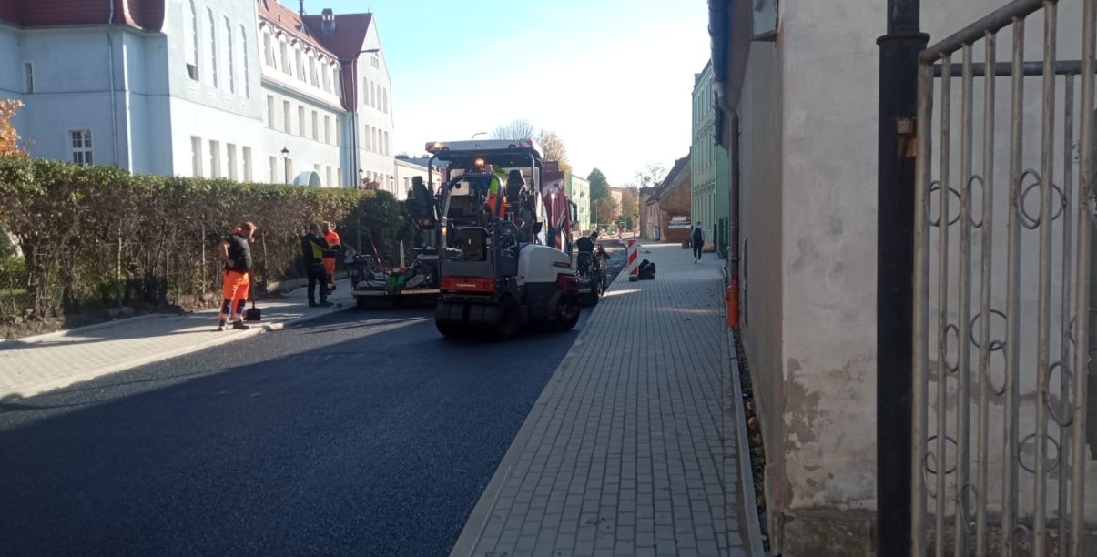Walec i robotnicy na drodze