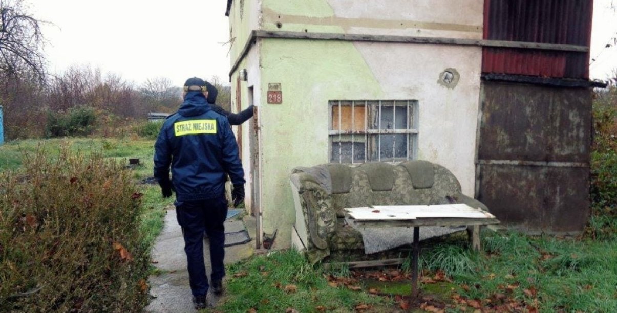 Dwóch strażników przy starej altance działkowej