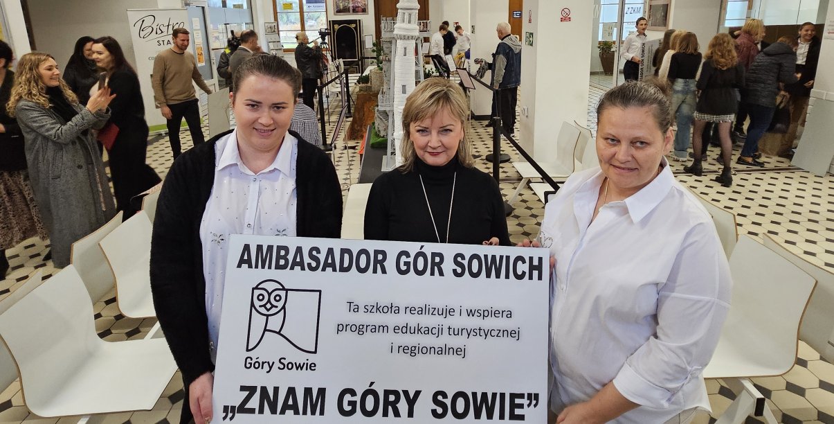 Edyta Gziuk, wiceburmistrz Dorota Pieszczuch i Katarzyna Żylak na tle wystawy miniatur atrakcji Gór Sowich