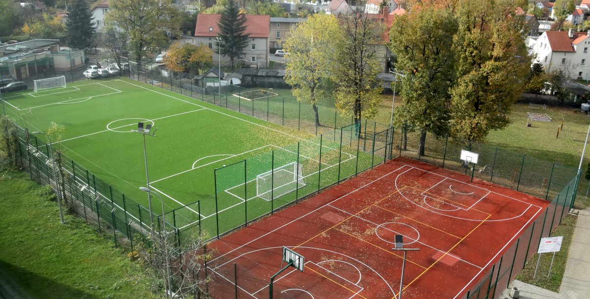 Boisko do piłki nożnej i boisko wielofunkcyjne z czerwoną nawierzchnia z góry