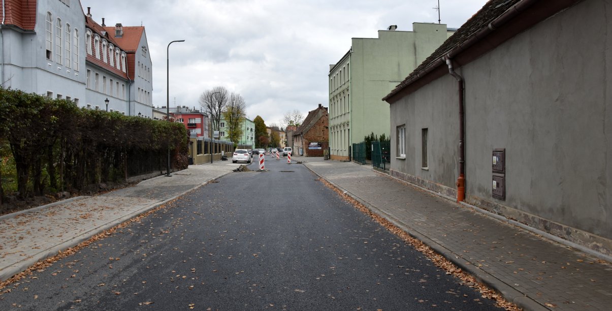 Ulica Słowiańska podczas remontu, chodniki z kostki betonowej, po lewej duży żywopłot