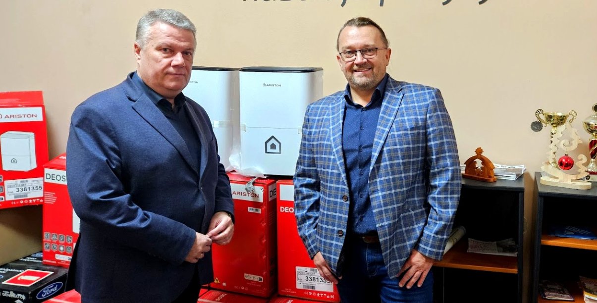 Burmistrz Dzierżoniowa Dariusza Kucharski i MArek Dymkowski prezes fundacji Salus Pro Familia podczas przekazania osuszaczy pomieszczeń