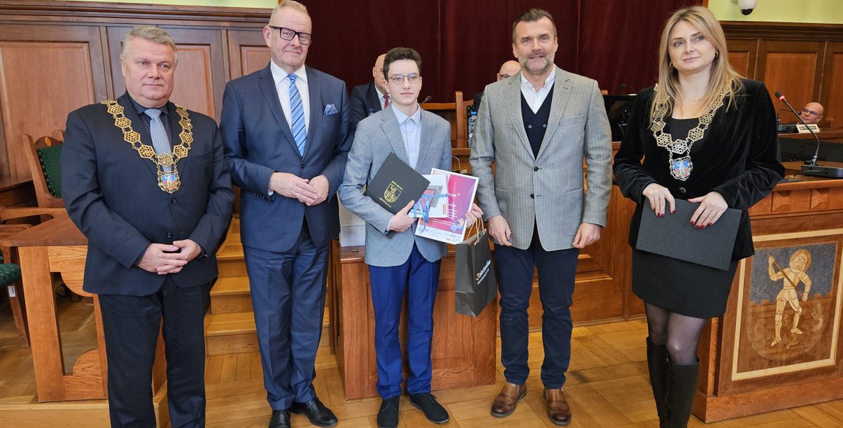 Burmistrz, przewodnicząca rady i goście na wspólnym zdjęciu w sali obrad