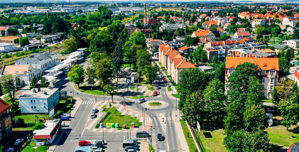 Fragment Dzierżoniowa z góry, dużo zieleni, parking i kamienice