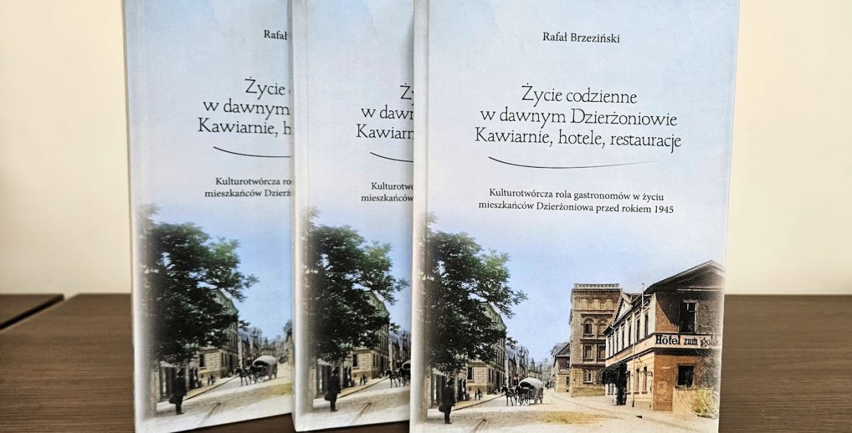 Trzy egzemplarze książki „Życie codzienne w dawnym Dzierżoniowie. Kawiarnie, hotele, restauracje” 