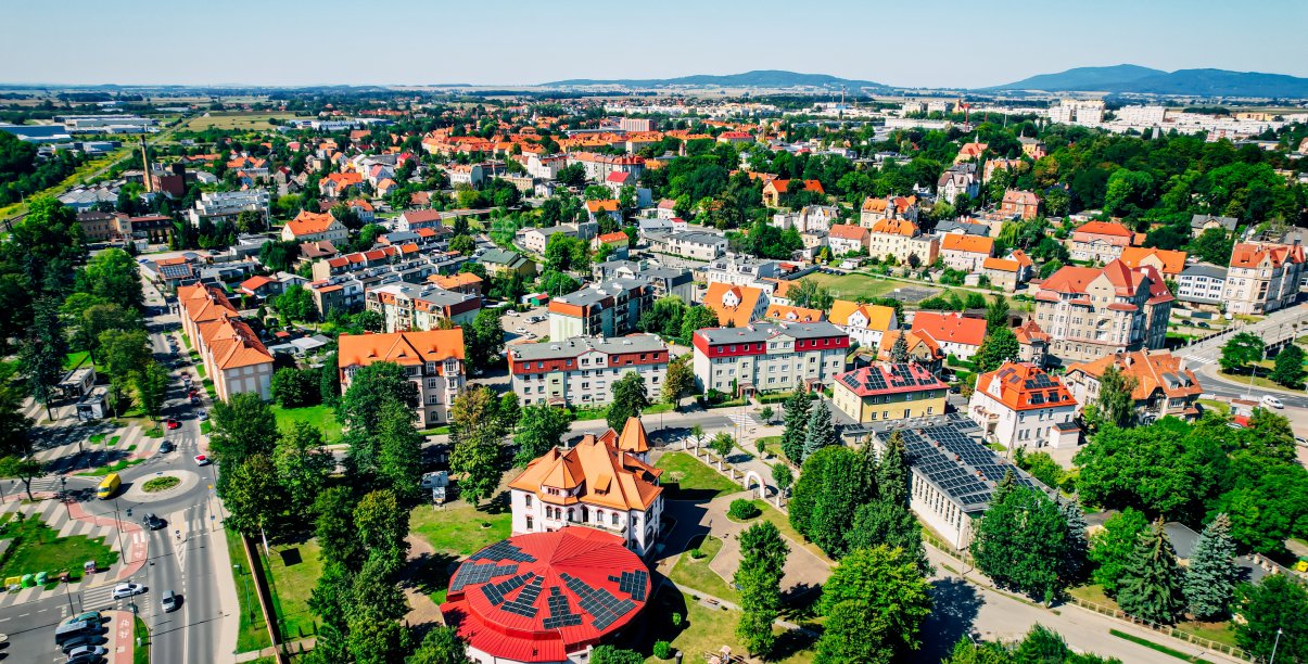 Panorama miasta na tle gór, dużo zieleni